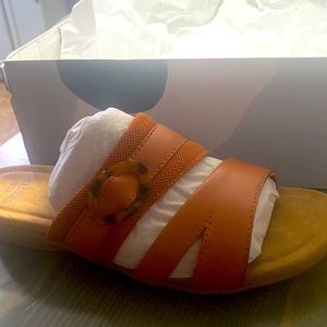New! Earth Origins Leather Slide Sandals tan